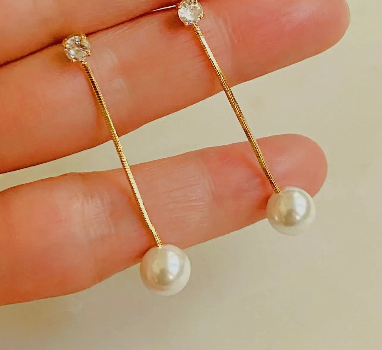 Dangle pearl earrings