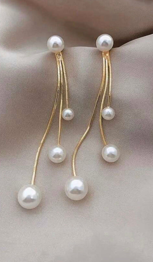 Dangle pearl earring