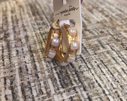 Gold hoop pearl ear